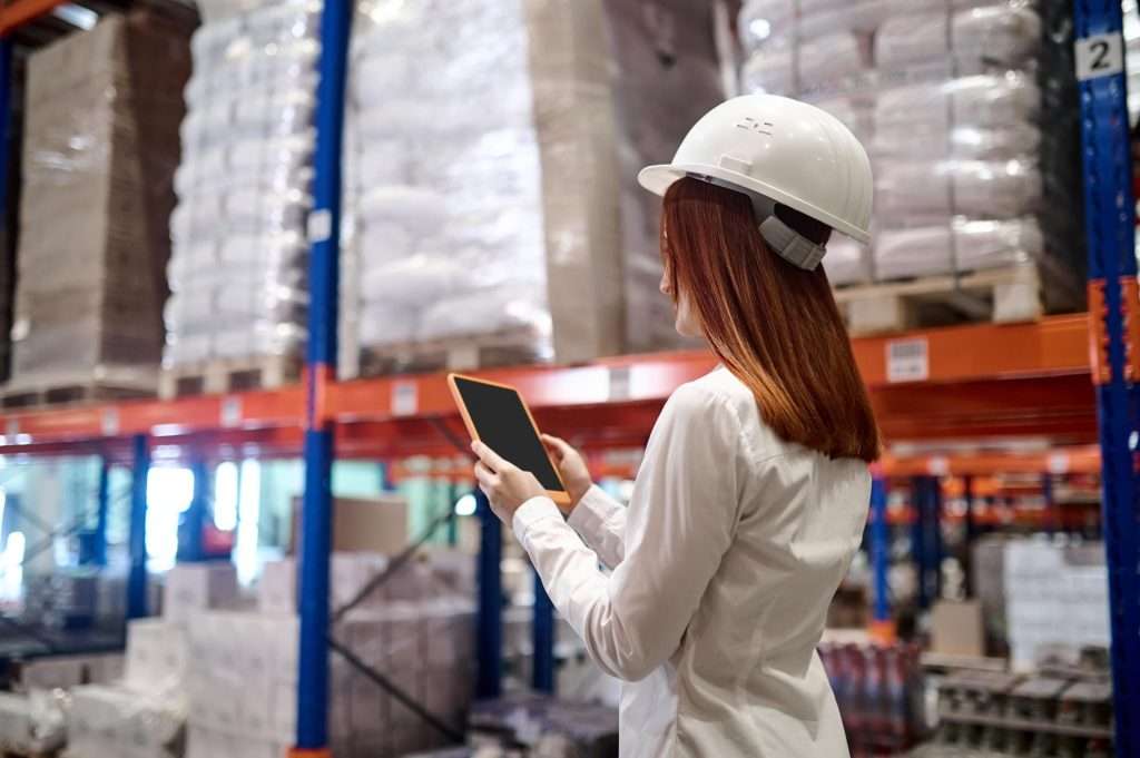 A warehouse keeper wearing a white cap and dressed in white was standing in the warehouse.